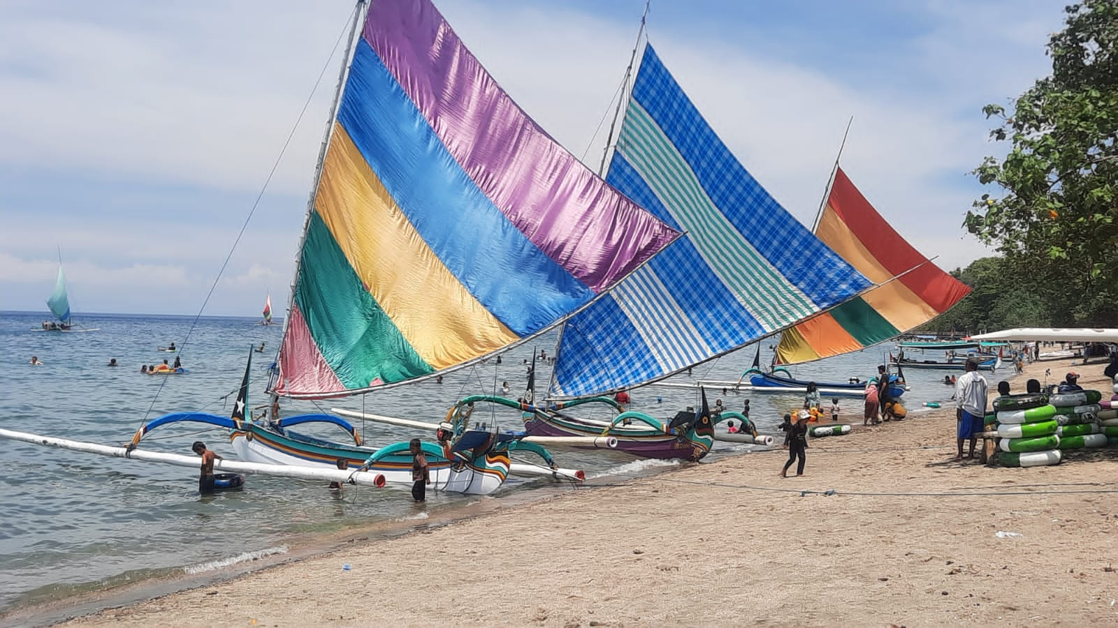 Libur Lebaran Pantai Pasir Putih Situbondo Dibanjiri Wisatawan