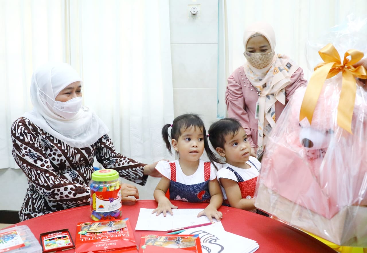 Gubernur Khofifah Lepas Kepulangan Bayi Kembar Siam NTB Annaya dan Innaya ke Kampung Halaman
