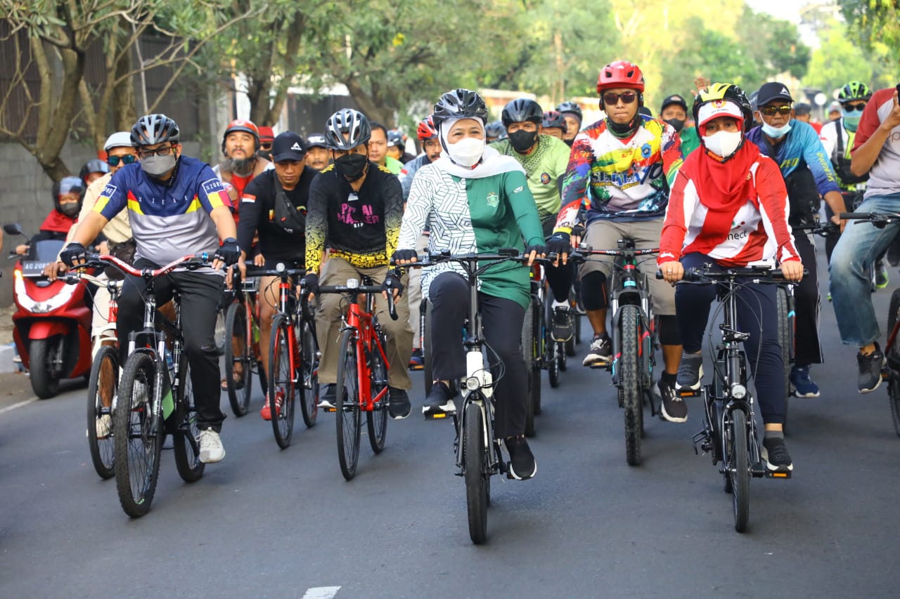 Meriahkan HUT Ke-104, Gubernur Khofifah Bareng Ning Ita Gowes Sembari Gemakan Spirit Bumi Majapahit untuk Kemajuan Kota Mojokerto