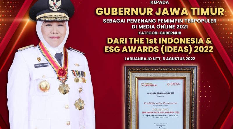 Gubernur Khofifah Terima Penghargaan Pemimpin Terpopuler Media Online