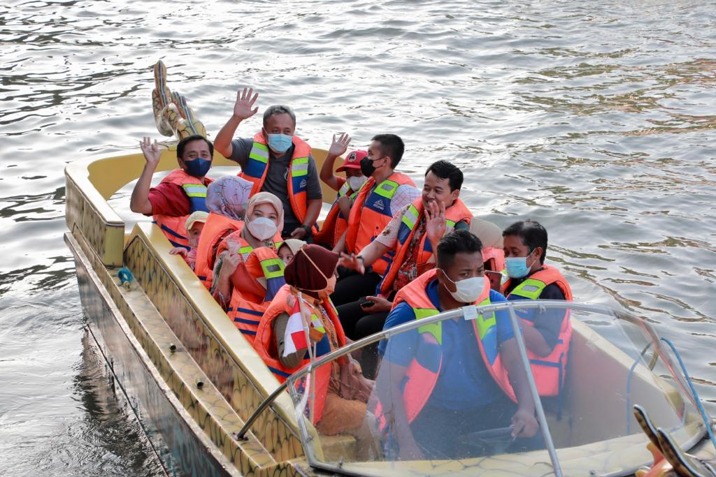 Senangnya Tukang Bakso dan Bocah Ini Diajak Khofifah Naik Perahu