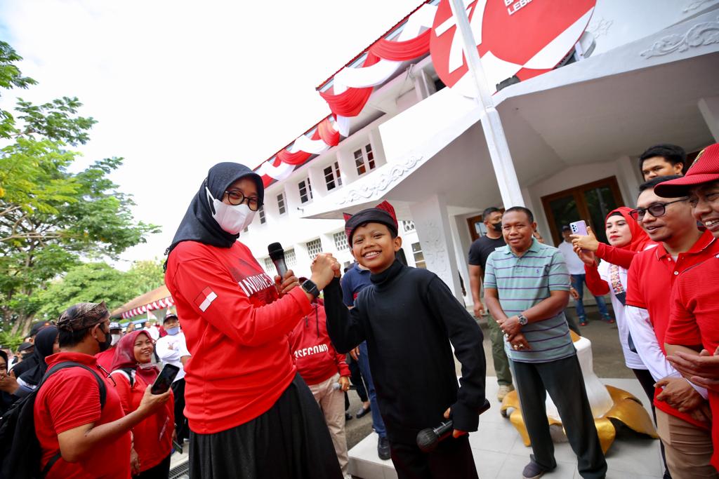 Pesan Bupati Ipuk ke Farel Prayoga, Nyanyi Boleh Sekolah Harus Jalan