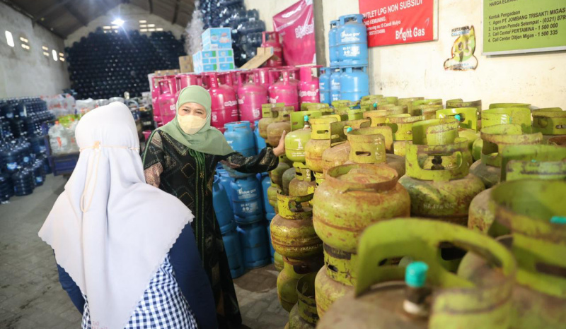 BBM Naik, Khofifah Pastikan Pasokan Bahan Pokok dan Gas Stabil