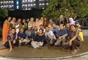 Foto bersama kekuarga besar Biologi Satu SMAN 12 Surabaya