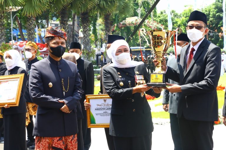 Kado HUT Provinsi Jatim Ke-77, Dirut Bank Jatim Terima Piala Bergilir ...