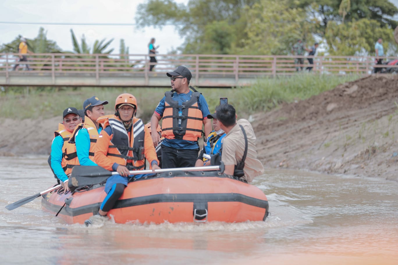 Cek Proyek Normalisasi Sungai, Bupati Gresik Susuri Kali Lamong