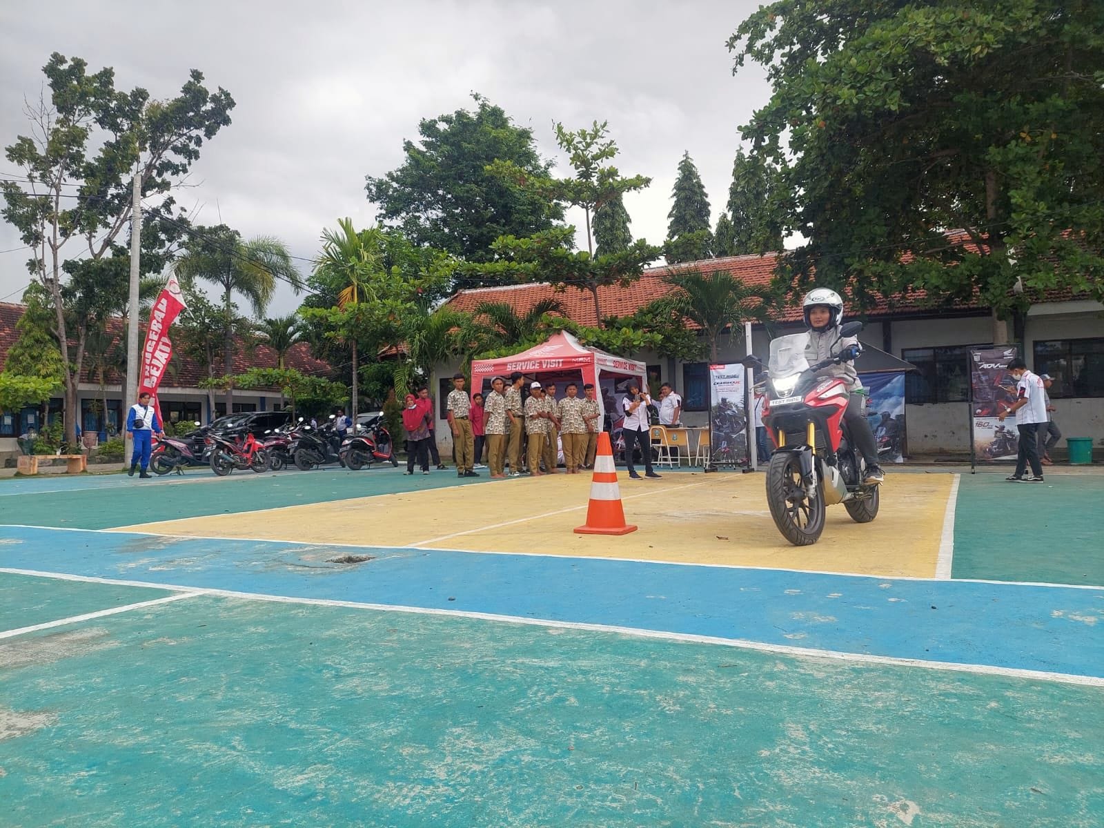 Cari_Aman Bersama Guru Indonesia, Spesial Peringati Hari Guru Nasional MPM Honda Jatim