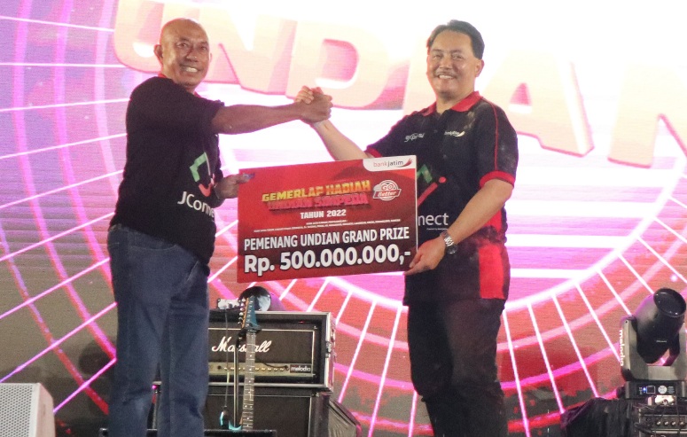 Nasabah Bankjatim Sumenep Menangkan Grandprize Rp 500 Juta Undian Simpeda
