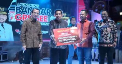 Bupati Gresik saat menyerahkan hadian undian tabungan Simpeda Rp 100 juta kepada Suudi nasabah Bankjatim asal Duduksampeyan didampingi Hendri Wijaya, Pemimpin Bankjatim Cabang Gresik