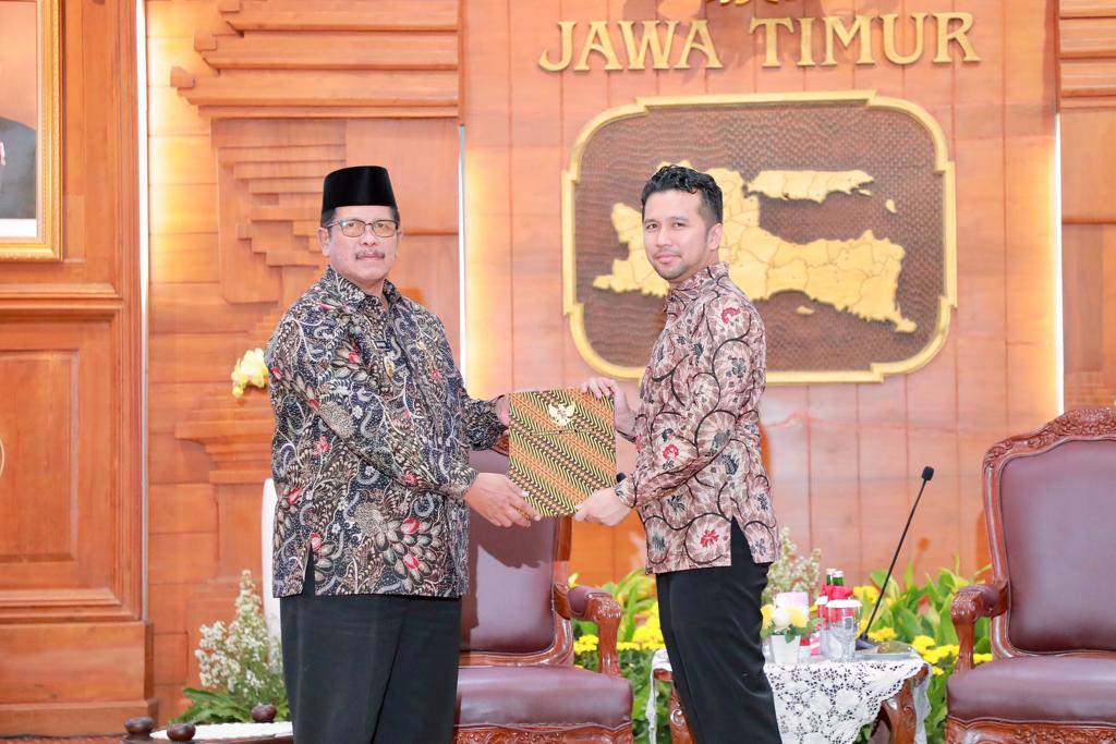Wagub Emil Serahkan SPT Plt Bupati Bangkalan Ke Mohni