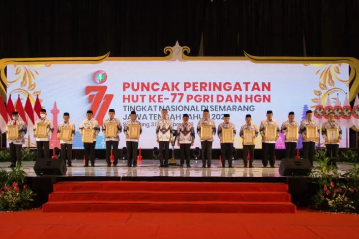 Wali Kota Madiun Terima Penghargaan Dwija Praja Nugraha
