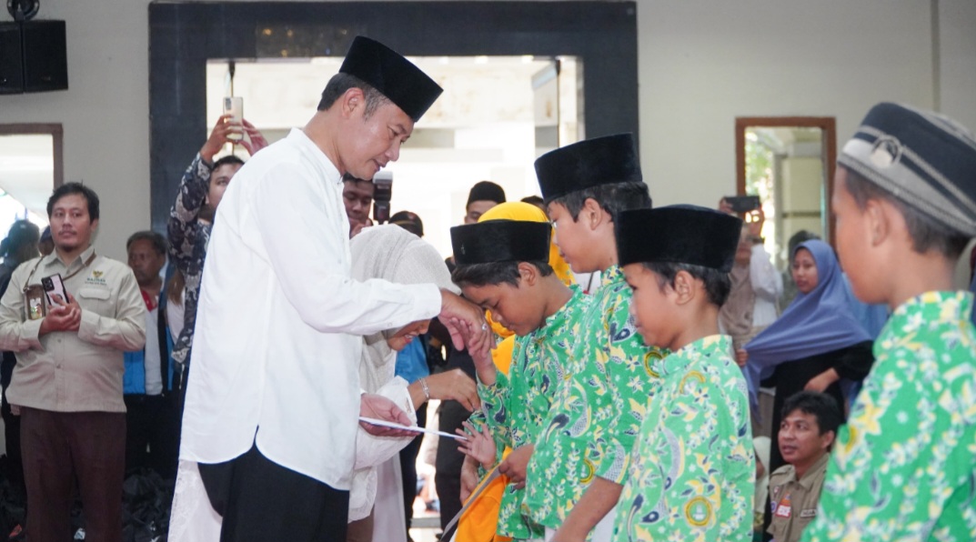 Seribu Anak Yatim hingga Penyandang Disabilitas Lamongan Terima Santunan