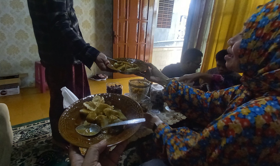 Sajian Kuliner Lebaran Lontong Bumbu Ladan, Rempah Bumbu Bercampur Mlinjo Bikin Betah Silaturahmi