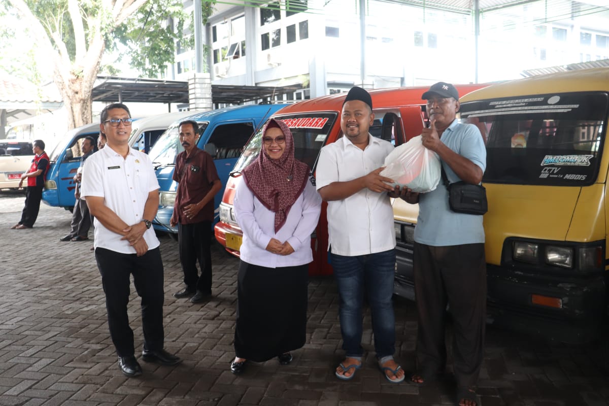 Bupati dan Wakil Bupati Gresik Bagikan Ratusan Paket Sembako Untuk Sopir Angkutan Umum