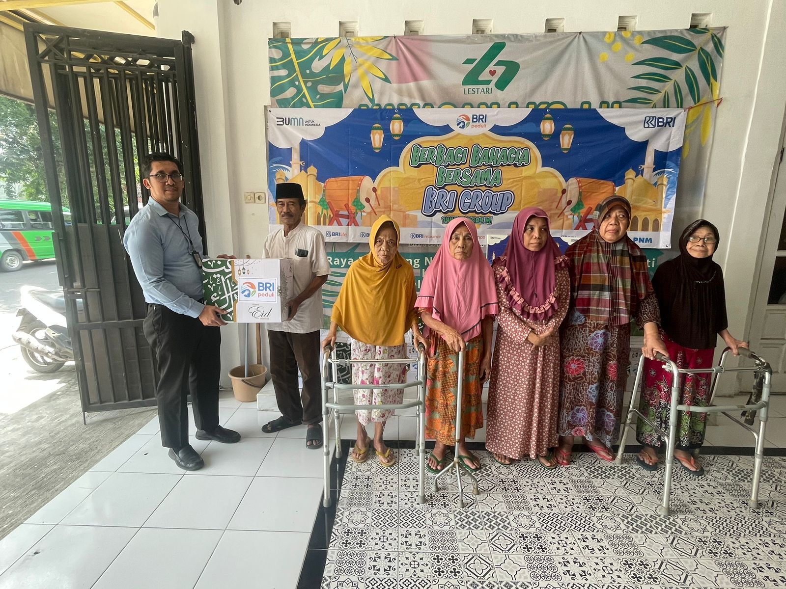 BRI BO Gresik Serahkan Bingkisan Lebaran Untuk Penghuni Panti Werdha Menganti