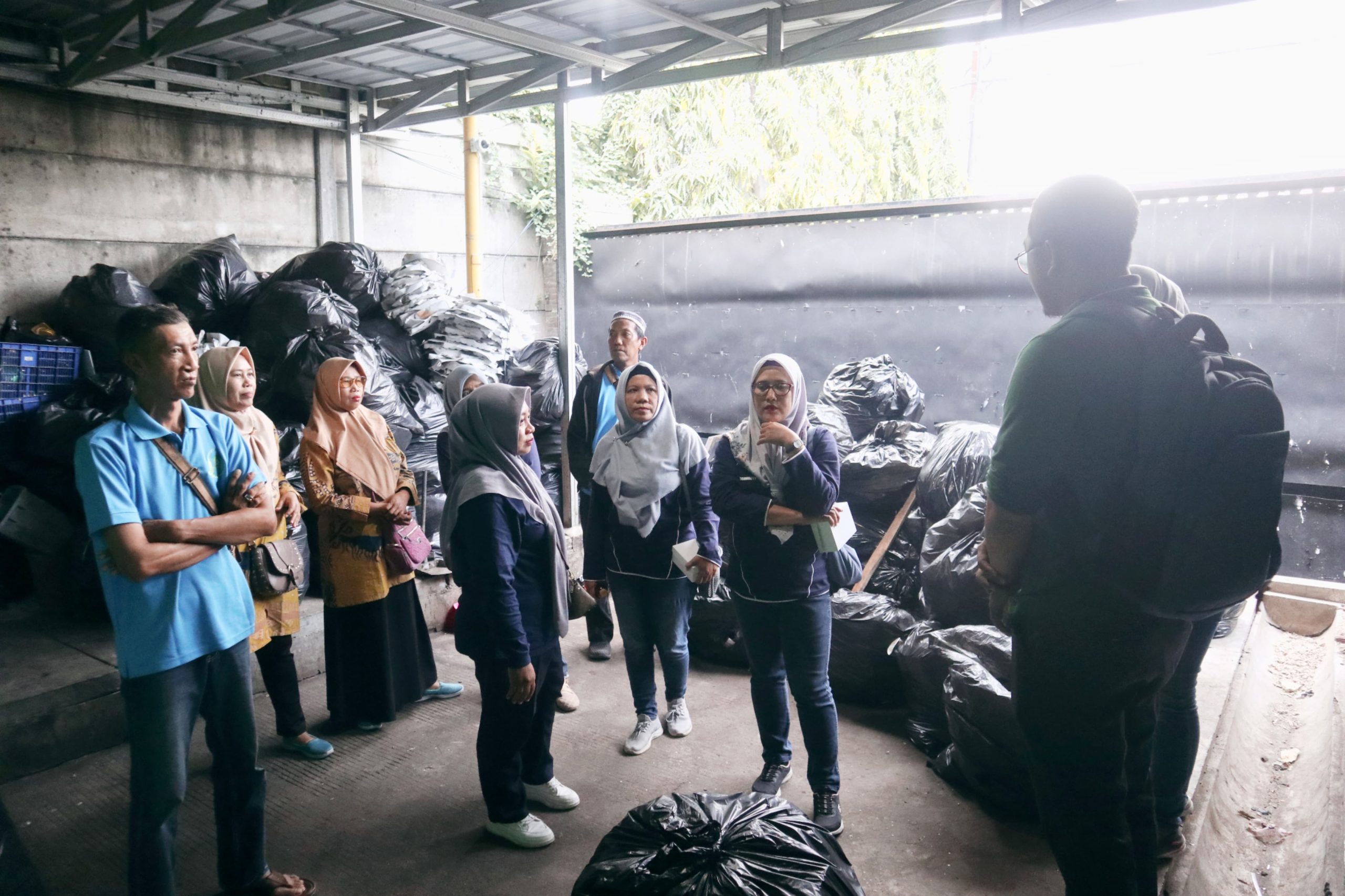 15 Pengurus Kunjungi Bank Sampah Binaan MPM Honda Jatim