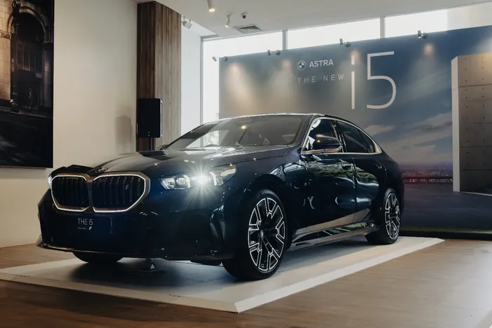 BMW Kenalkan Mobil Listrik BMW i5 Drive40M di Surabaya