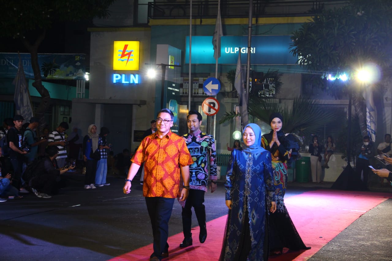 Pejabat dan Eksekutif Gresik Kompak Peragakan Busana Batik di Fashion Street Bandar Grisse