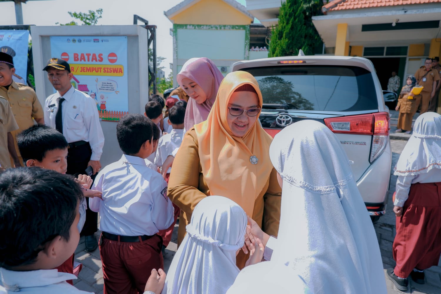 Pastikan MPLS Aman, Wabup Gresik Bu Min Sidak Sejumlah Sekolah