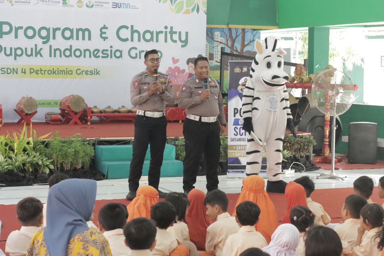 Ops Patuh Semeru 2024, Polres Gresik bawa Badut Zebra Gelar Edukasi Keselamatan Lalu Lintas di SDN Petrokimia Gresik