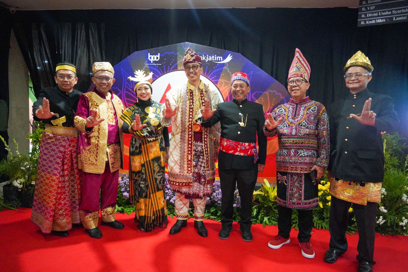 Dukung Nusantara Baru Indonesia Maju, BankJatim Kompak Berbusana Adat