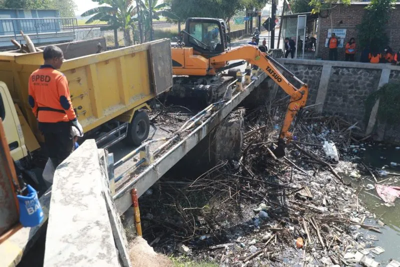 BPBD Kota Madiun Rutin Bersih-bersih Sampah di Aliran Sungai