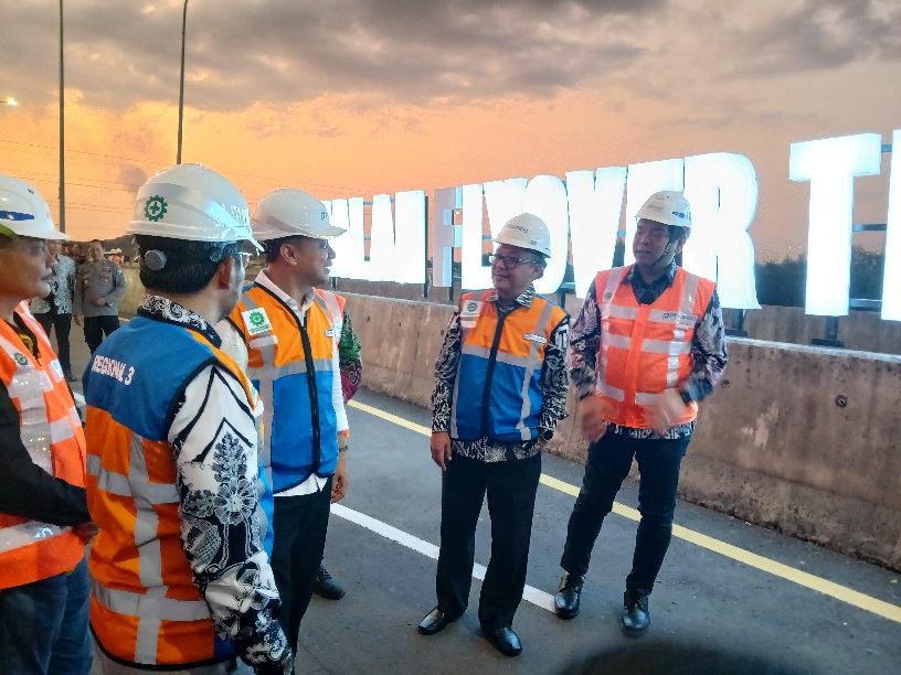 Wali Kota Eri Cahyadi Resmikan Operasional Fly Over Terminal Teluk Lamong
