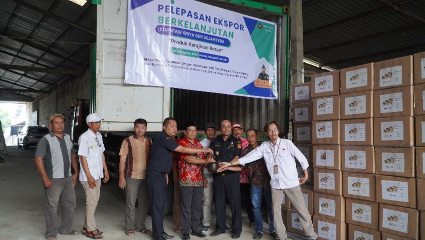 Kepala Bea Cukai Gresik Lepas Ekspor Kerajinan Rotan Koperasi Giri Sejahtera