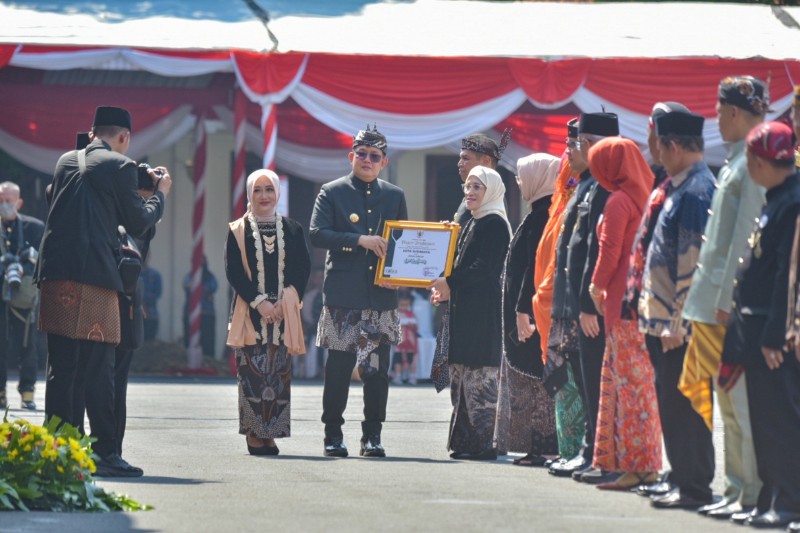 Kota Surabaya Raih Juara Umum Syariah Award 2024