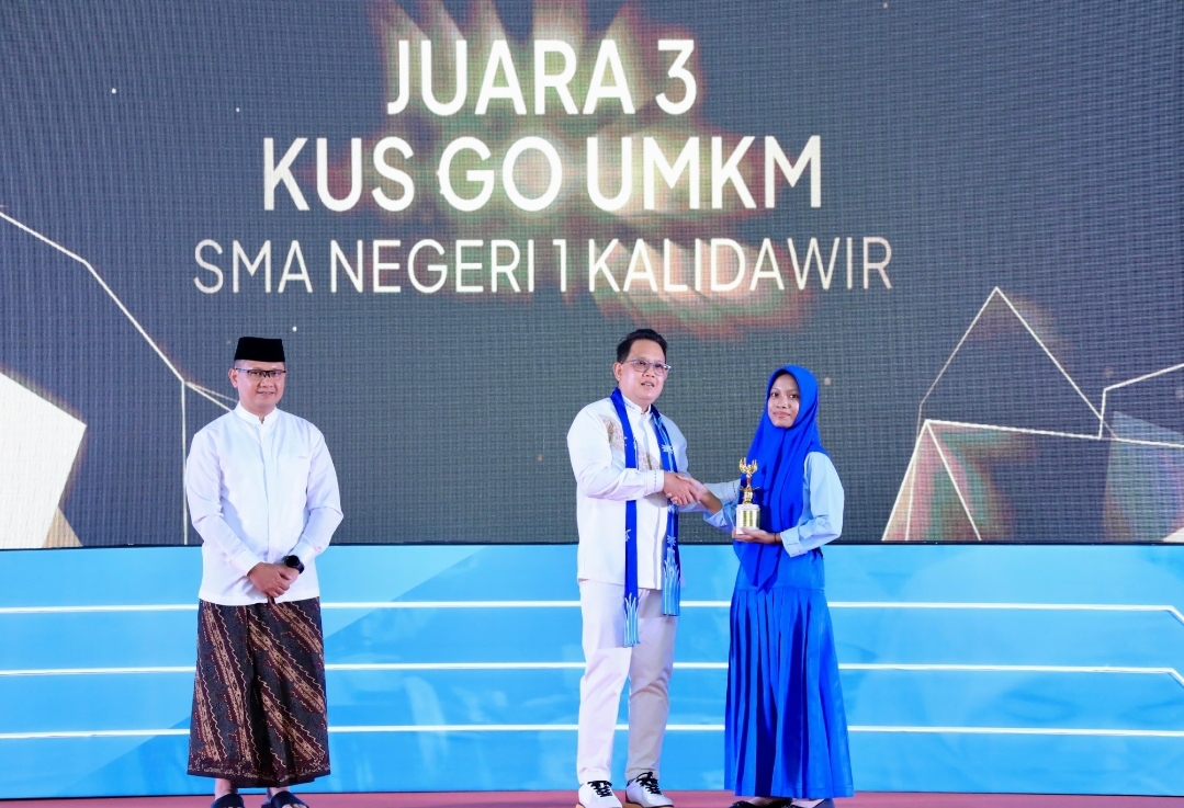 Pj Gubernur Adhy Serahkan Penghargaan Milenial Entrepreneur Awards 2024