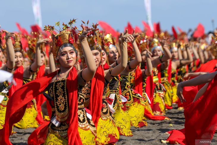 Meriah, 1.300 Pelajar Ikut Menari Kolosal di Festival Gandrung Sewu Pantai Boom Banyuwangi