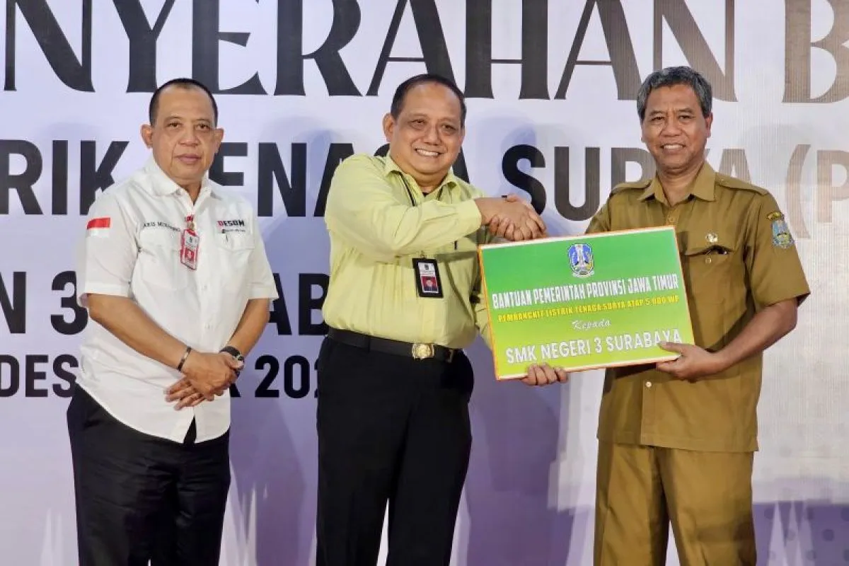Pemprov Jatim serahkan PLTS ke Sekolah di Surabaya
