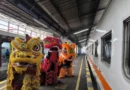 Atraksi Barongsai Hibur Penumpang KA di Stasiun Jember